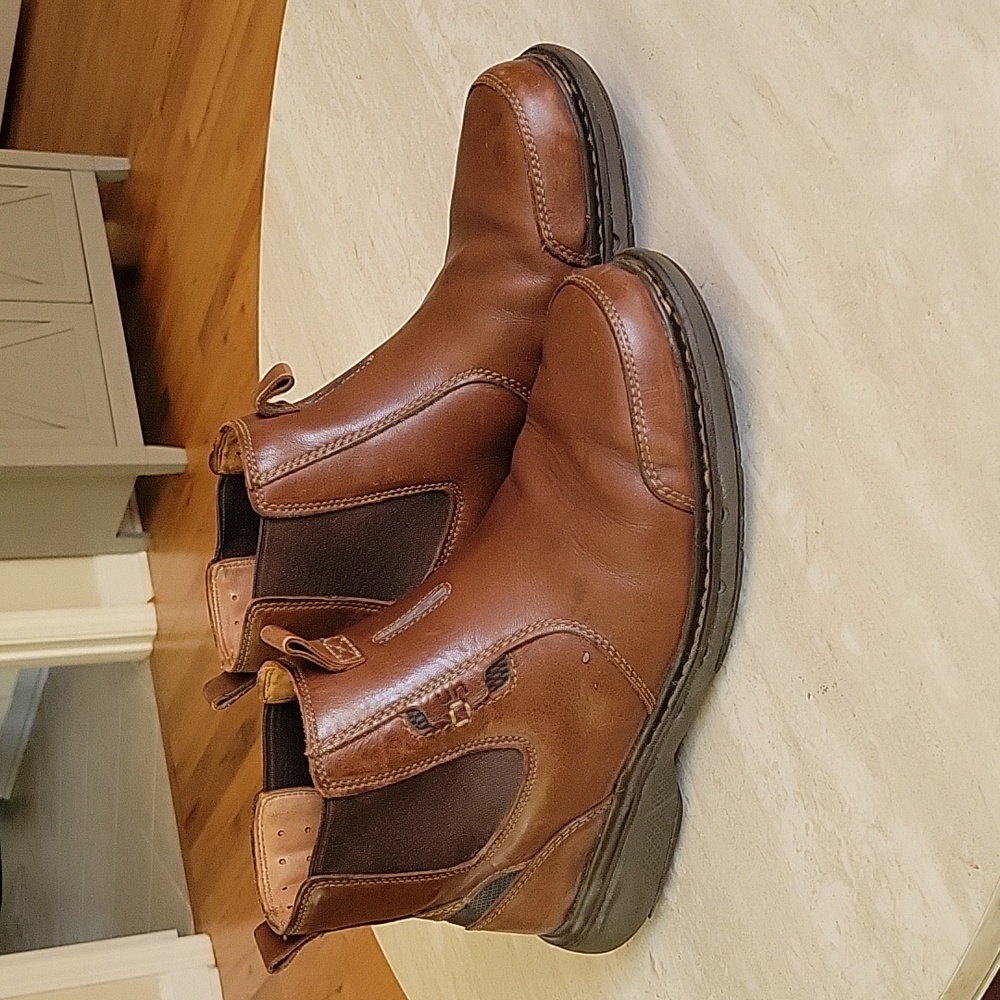 Clark Un Brown leather boots, Size 9W boots are in great condition,and well made